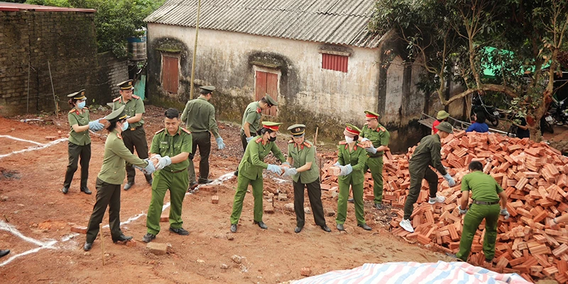 Lực lượng Công an tỉnh Bắc Giang hỗ trợ, xây nhà tặng hộ nghèo tại xã Đồng Lạc, huyện Yên Thế. (Ảnh DANH LAM)