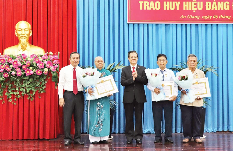 Lãnh đạo tỉnh An Giang trao Huy hiệu Đảng tặng các đảng viên cao tuổi đảng.