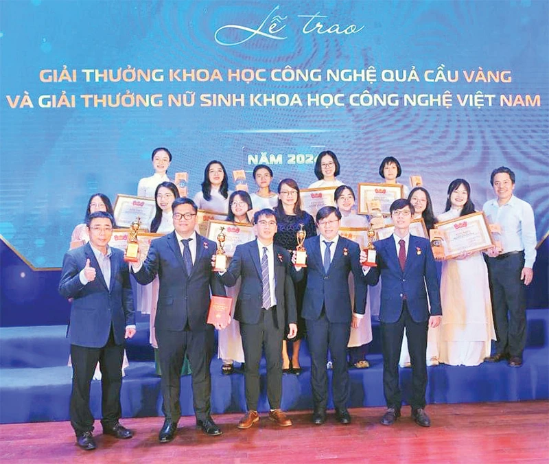 Các nhà khoa học của Đại học Quốc gia Thành phố Hồ Chí Minh nhận giải thưởng Quả cầu vàng 2024. (Ảnh VP)