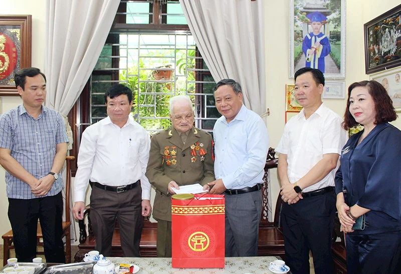 Đại diện lãnh đạo Thành ủy Hà Nội thăm, tặng quà vệ út Đặng Văn Tích dịp kỷ niệm 70 năm Ngày Giải phóng Thủ đô.