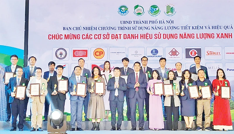 Lãnh đạo Sở Công thương Hà Nội trao giải, tặng các cơ sở đạt danh hiệu sử dụng năng lượng xanh 5 sao.