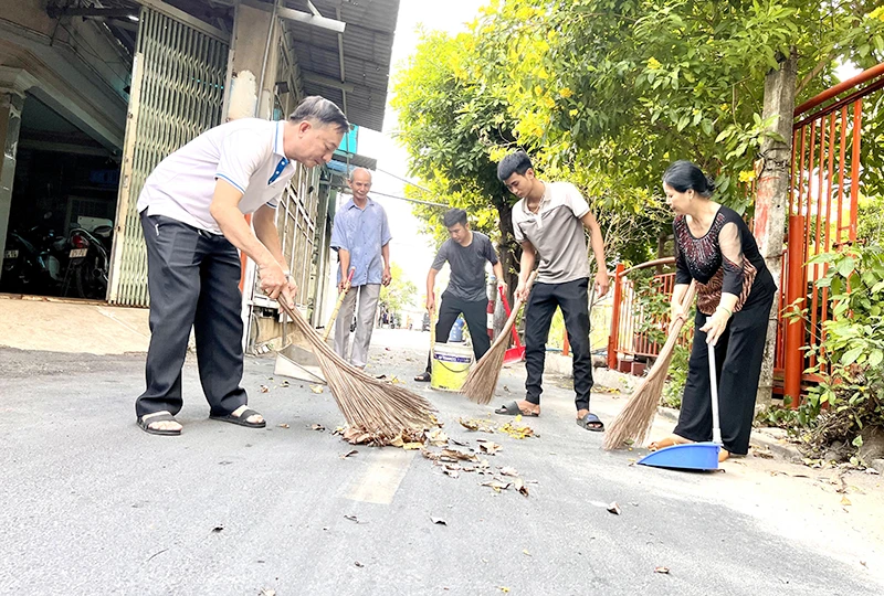 Người dân phường Bình Thọ, thành phố Thủ Đức vệ sinh môi trường tuyến đường trong khu dân cư.