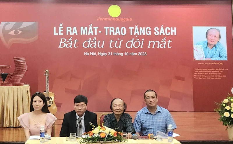 Lễ ra mắt tập thơ Bắt đầu từ đôi mắt