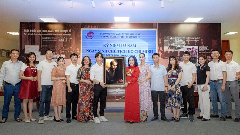 Trung tâm Lưu trữ quốc gia III tiếp nhận nhận bức ảnh phục dựng chân dung Chủ tịch Hồ Chí Minh do nhóm tình nguyện viên trẻ TEAM LEE trao tặng.