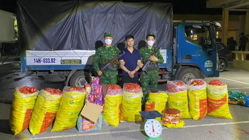 Cán bộ, chiến sĩ Bộ đội biên phòng tỉnh Quảng Ninh bắt giữ đối tượng vận chuyển pháo lậu qua biên giới. (Ảnh: Xuân Hùng)