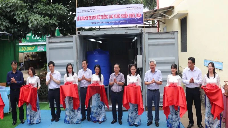 Lãnh đạo Bộ Khoa học và Công nghệ trao tặng hệ thống lọc nước cho nhà trường