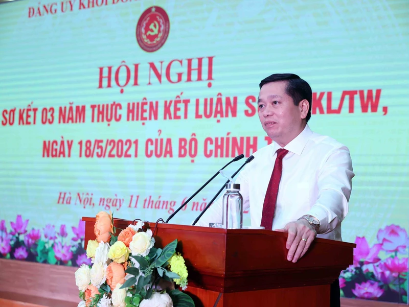 Đồng chí Nguyễn Long Hải, Ủy viên Dự khuyết Trung ương Đảng, Bí thư Đảng ủy Khối phát biểu tại hội nghị sơ kết 3 năm thực hiện Kết luận số 01 của Bộ Chính trị.