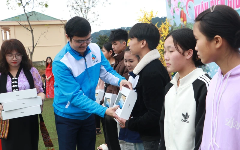 Trao 20 máy tính cho học sinh nghèo vượt khó học giỏi huyện Quế Phong.
