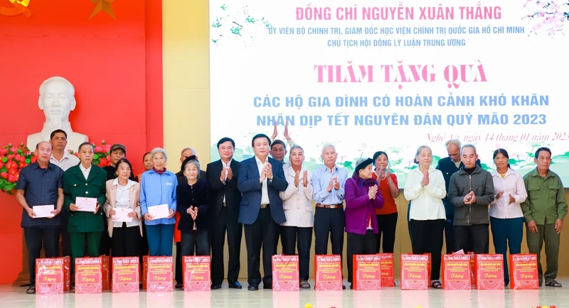 Đồng chí Nguyễn Xuân Thắng tặng quà Tết cho các gia đình chính sách, người có công huyện Anh Sơn.