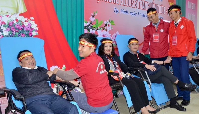 Lãnh đạo Sở Y tế Nghệ An và lãnh đạo huyện Nghi Lộc cùng tham gia hiến máu.
