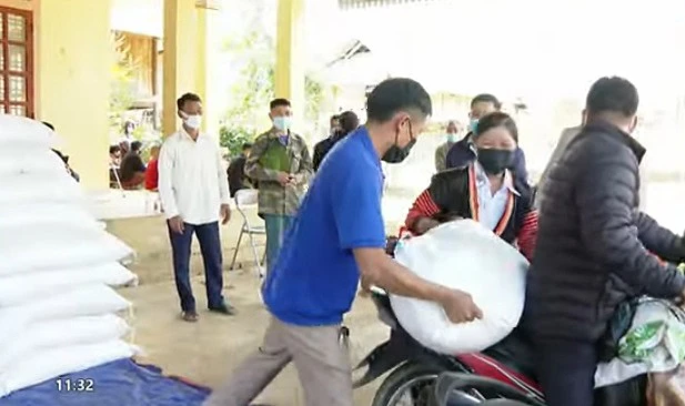 Các huyện ở Nghệ An đang khẩn trương cấp phát gạo cứu đói kịp thời cho người dân theo danh sách đã được duyệt.