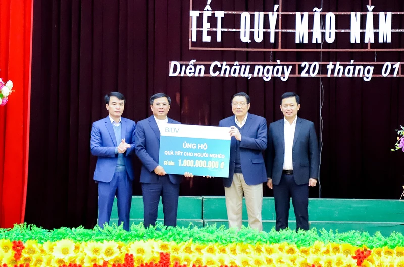 Trưởng Ban Nội chính Trung ương trao biển tượng trưng tặng 1.000 suất quà cho 1.000 hộ nghèo có hoàn cảnh đặc biệt khó khăn trên địa bàn để huyện Diễn Châu và các xã trao trực tiếp cho người dân. (Ảnh: Phạm Bằng)