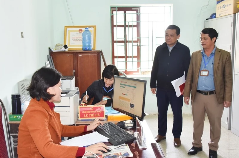 Kiểm tra đột xuất việc chấp hành thời gian làm việc của cán bộ, công chức xã Diễn Xuân, huyện Diễn Châu. (Ảnh: Lê Thanh)