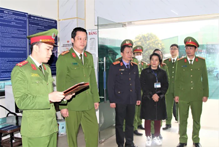 Công an thành phố Vinh đọc lệnh khám xét khẩn cấp Trung tâm đăng kiểm xe cơ giới 37- 09D. (Ảnh Minh Khôi)