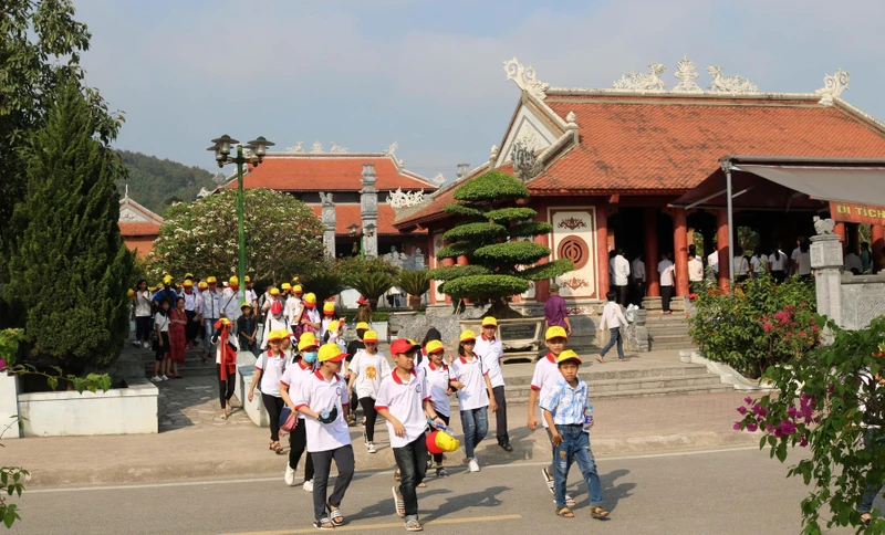 Tổ chức cho học sinh đi trải nghiệm ở Khu di tích lịch sử Truông Bồn.