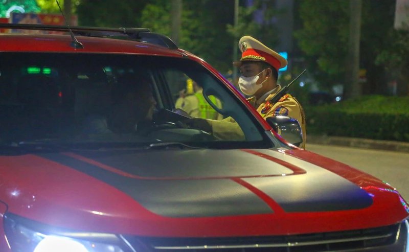 Cảnh sát giao thông thành phố Vinh tổ chức kiểm tra nồng độ cồn. (Ảnh Đình Tuyên)