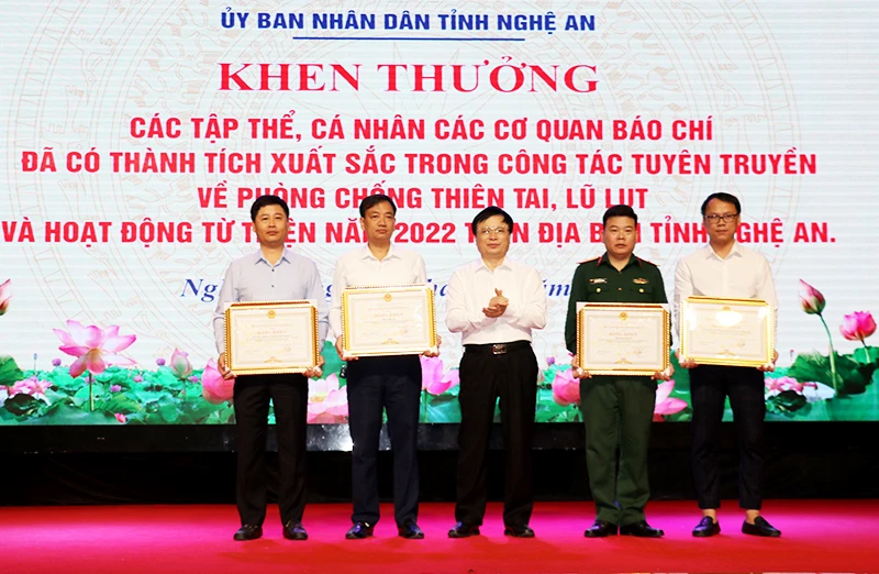 Phó Chủ tịch Ủy ban nhân dân tỉnh Nghệ An Bùi Đình Long trao Bằng khen của Chủ tịch Ủy ban nhân dân tỉnh cho các tập thể.