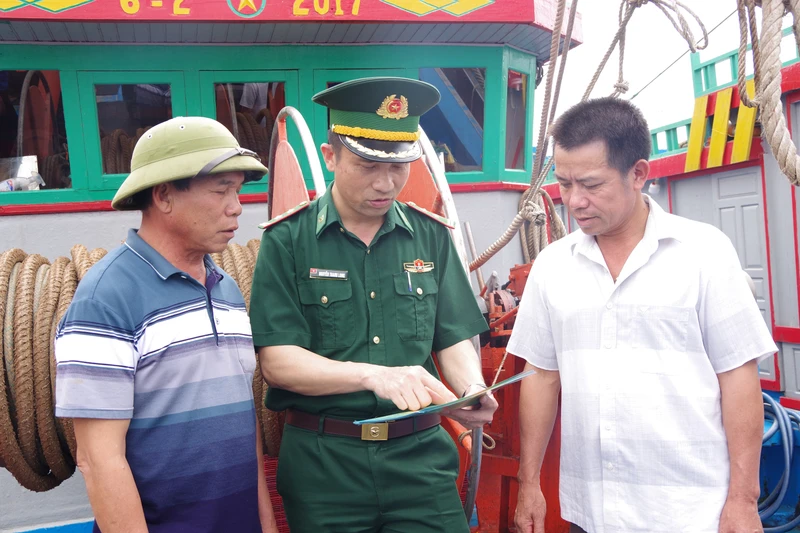 Bộ đội Biên phòng Nghệ An trực tiếp lên từng tàu cá để tuyên truyền chống khai thác thuỷ hải sản bất hợp pháp.