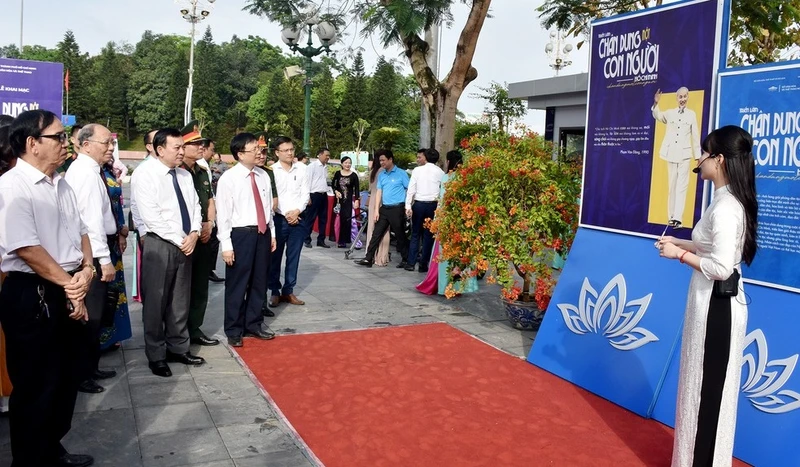 Các đại biểu nghe thuyết minh triển lãm. (Ảnh: Công Kiên)