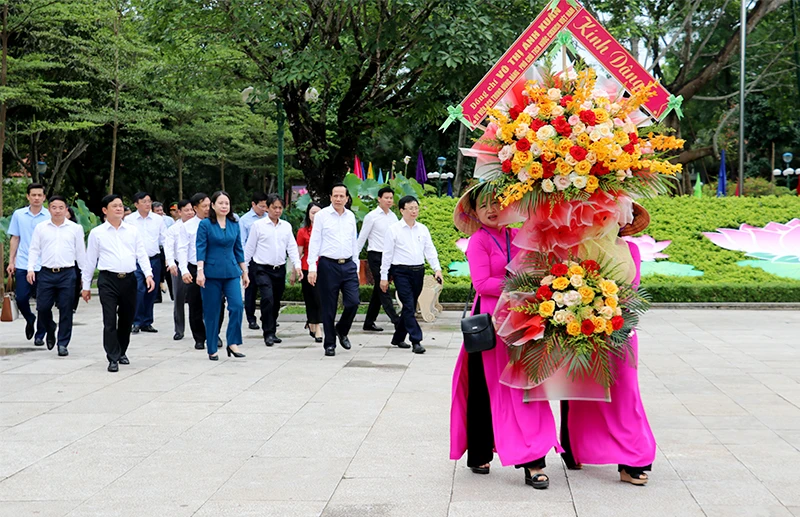 Các đại biểu làm lễ dâng hoa, dâng hương tại Khu di tích Kim Liên - Di tích Quốc gia đặc biệt. (Ảnh: Phan Quỳnh)