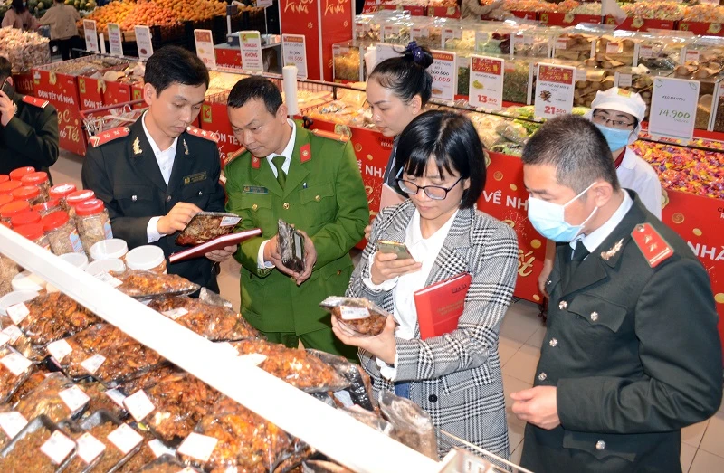 Lực lượng chức năng kiểm tra an toàn thực phẩm tại một siêu thị lớn trên địa bàn thành phố Vinh.