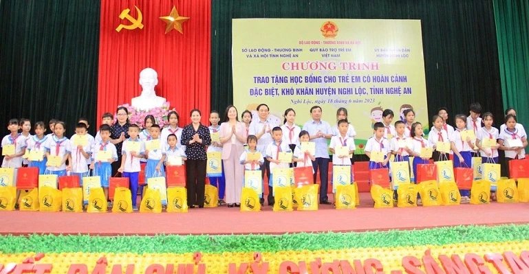 Trao học bổng và quà cho các em học sinh trên địa bàn huyện Nghi Lộc. (Ảnh: Thanh Quỳnh)
