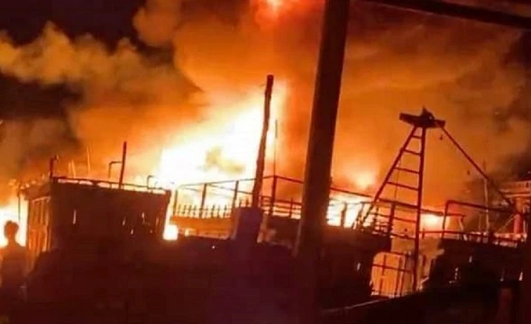 Ngọn lửa bùng cháy thiêu trụi nhiều tàu cá ở cảng cá Lạch Quèn.