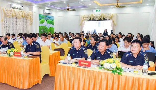 Toàn cảnh hội nghị đối thoại giữa Hải quan Nghệ An với doanh nghiệp FDI. (Ảnh Thanh Lê)