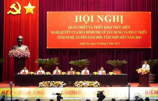 Đồng chí Trương Thị Mai cùng các đồng chí lãnh đạo chủ trì hội nghị.