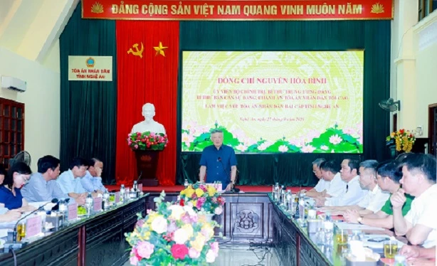 Đồng chí Nguyễn Hòa Bình làm việc với lãnh đạo Tòa án nhân dân hai cấp tỉnh Nghệ An.
