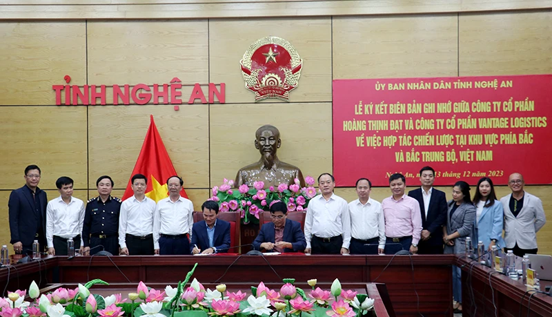 Lãnh đạo tỉnh Nghệ An chứng kiến buổi ký kết hợp tác phát triển logistics.