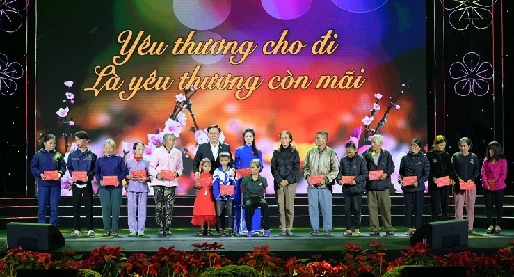Chủ tịch Quốc hội Vương Đình Huệ tặng quà cho các hộ nghèo, gia đình chính sách
