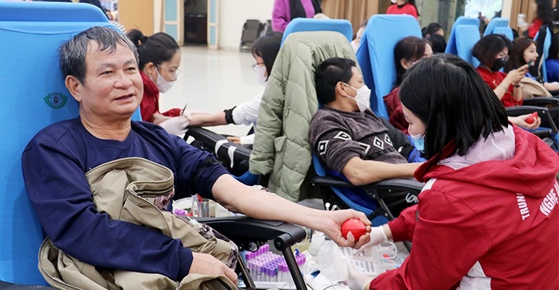 Nhiều người dân ở thành phố Vinh tham gia hiến máu, cứu người. Ảnh: Phan Quỳnh