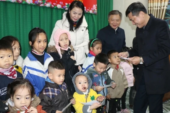 Đoàn công tác của Sở Giáo dục và Đào tạo Nghệ An trao quà Tết cho học sinh khó khăn của huyện Con Cuông. Ảnh: Mỹ Hà