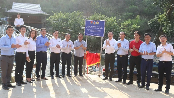 Khánh thành cầu dân sinh "Cùng em vượt lũ đến trường" ở Kỳ Sơn.
