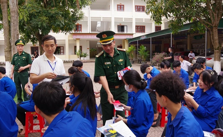 Ban tổ chức phát tờ rơi tuyên truyền cho học sinh Con Cuông.