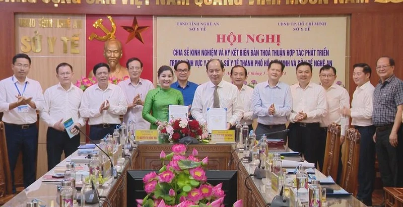 Lãnh đạo hai sở Y tế Thành phố Hồ Chí Minh và Nghệ An ký thỏa thuận hợp tác toàn diện trong lĩnh vực phát triển y tế.