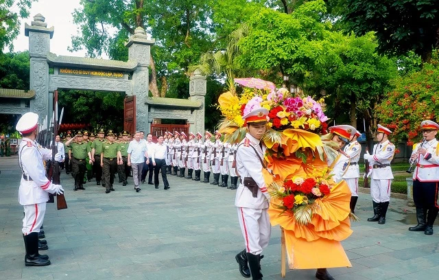 Đại tướng Tô Lâm cùng Đoàn đại biểu Đảng ủy Công an Trung ương, Bộ Công An và lãnh đạo tỉnh Nghệ An về dâng hoa, dâng hương tại Khu Di tích Kim Liên.