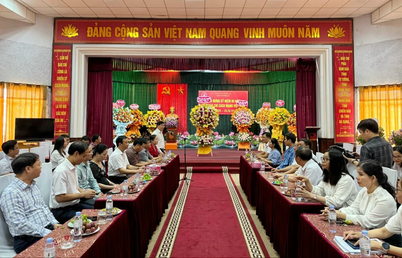 Thường trực Tỉnh ủy Nghệ An chúc mừng Ngày Báo chí cách mạng Việt Nam.
