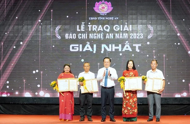 Chủ tịch Ủy ban nhân dân tỉnh Nghệ An Nguyễn Đức Trung trao giải Nhất và Bằng khen cho các tác giả, nhóm tác giả đạt giải Nhất.