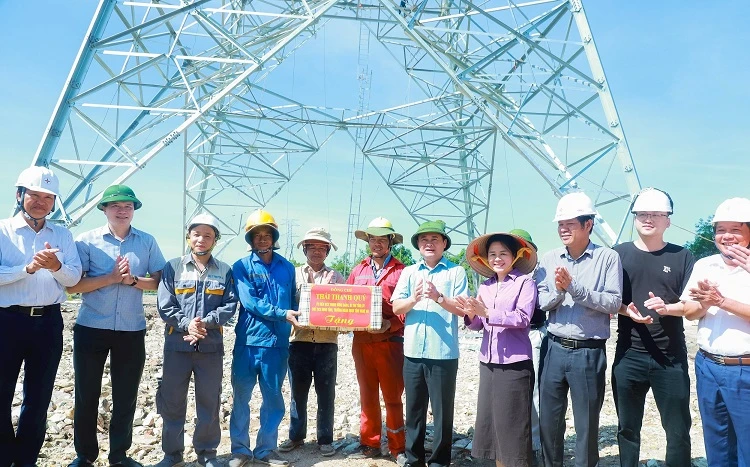 Đồng chí Bí thư Tỉnh ủy Nghệ An cùng đoàn công tác tặng quà động viên cán bộ, công nhân đang thi công.