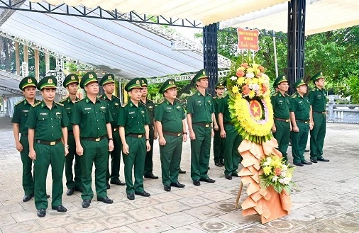 Lãnh đạo Bộ chỉ huy Bộ đội Biên phòng Nghệ An dâng hoa, dâng hương tại Nghĩa trang quốc tế Việt-Lào.