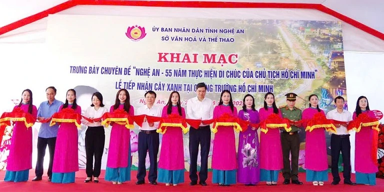 Khai trương trưng bày chuyên đề "Nghệ An - 55 năm thực hiện Di chúc của Chủ tịch Hồ Chí Minh" ngày 29/8/2024. (Ảnh: THÀNH CHÂU)