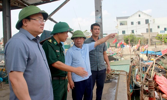 Lãnh đạo tỉnh Nghệ An chỉ đạo thị xã Hoàng Mai và các đơn vị liên quan đảm bảo an toàn cho tàu về neo đậu tại cảng cá. (Ảnh: QUANG AN)