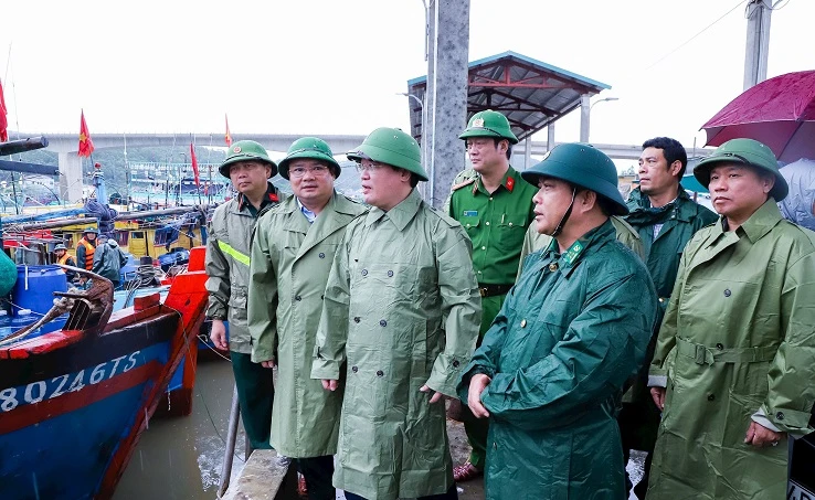 Đoàn công tác tỉnh Nghệ An kiểm tra công tác ứng phó bão Yagi tại cảng cá Lạch Quèn. (Ảnh: Phạm Bằng)