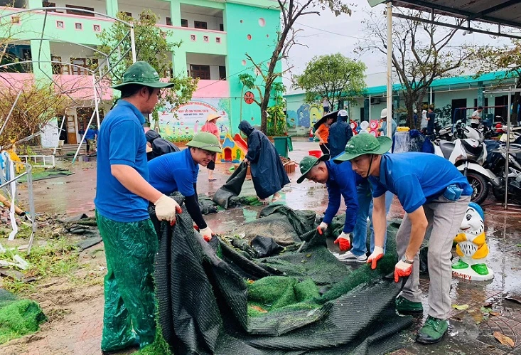 Thanh niên Nghệ An tham gia hỗ trợ, khắc phục hậu quả do bão tại điểm trường Mầm non Nam Hải (quận Hải An, thành phố Hải Phòng).