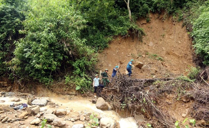 Đoạn đường từ bản Xằng Trên vào bản Cha Nga hơn 20km nhưng có hơn 50 điểm sạt lở, không thể lưu thông bằng xe máy.