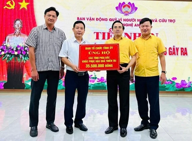 Ban Tổ chức Tỉnh ủy Nghệ An trao tiền ủng hộ.