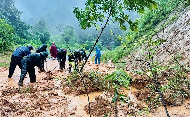 Đồn Biên phòng Tam Quang khắc phục các điểm sạt lở bảo đảm giao thông.