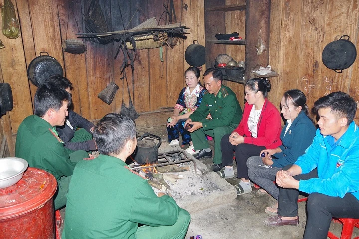 Bộ đội Biên phòng Nghệ An luôn gần gũi đồng bào vùng biên giới để tuyên truyền chấp hành tốt các đường lối, chủ trương của Đảng, chính sách, pháp luật của Nhà nước. (Ảnh: HẢI THƯỢNG)